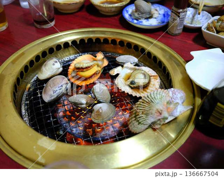 焼かれている二枚貝 136667504