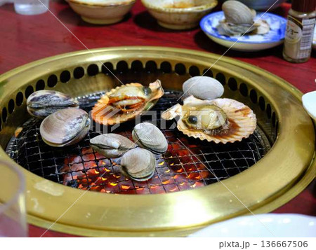 焼かれている二枚貝 136667506