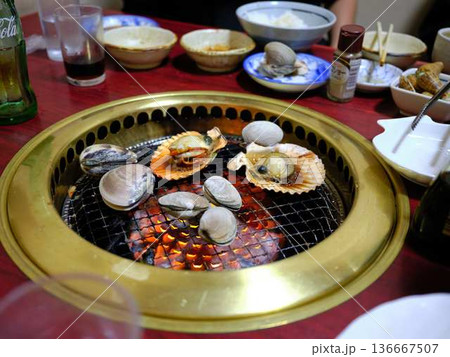焼かれている二枚貝 焼かれている二枚貝 136667507