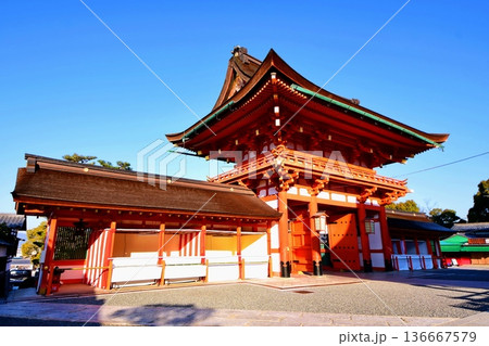 京都府 伏見稲荷大社 楼門(重要文化財) 京都市伏見区深草藪之内町 京都府 伏見稲荷大社 楼門(重要文化財) 京都市伏見区深草藪之内町 136667579
