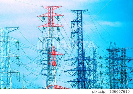日本の電力都市景観 日本のエネルギー…鉄塔と無数の送電線…。新時代へ… 日本の電力都市景観 日本のエネルギー…鉄塔と無数の送電線…。新時代へ… 136667619