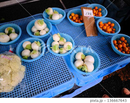 高知市の日曜市 ストリートマーケット 青空マーケット 野菜 果物 高知市の日曜市 ストリートマーケット 青空マーケット 野菜 果物 136667643