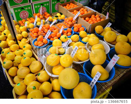高知市の日曜市　ストリートマーケット　青空マーケット　野菜　果物 136667655