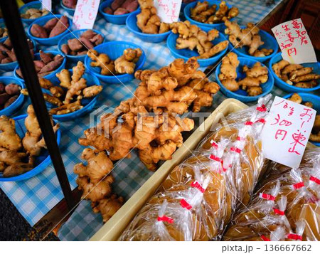 高知市の日曜市　ストリートマーケット　青空マーケット　野菜　果物 136667662