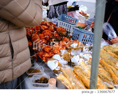 高知市の日曜市　ストリートマーケット　青空マーケット　野菜　果物 136667677