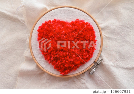 赤いハートのパンチニードル刺繍 赤いハートのパンチニードル刺繍 136667931