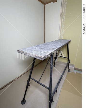 リフォーム現場の作業台と左官道具 リフォーム現場の作業台と左官道具 136668094