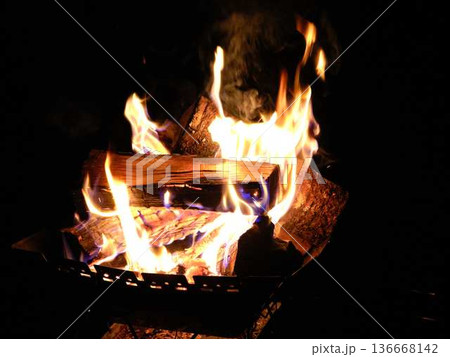 キャンプ場での焚き火 136668142