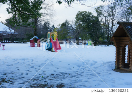 雪の公園とすべり台 雪の公園とすべり台 136668221