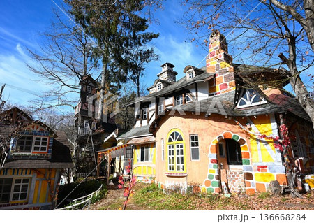 お菓子の家と紅葉風景（長野県長野市） 136668284