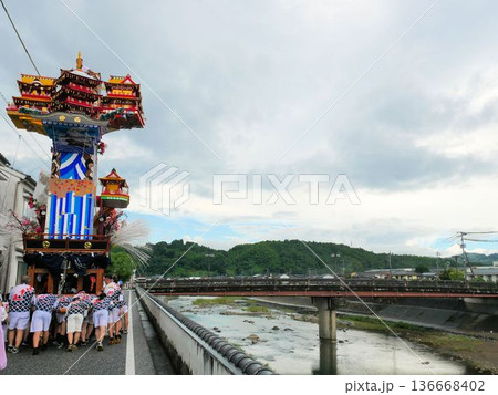 大分県日田市 花月川と日田祇園祭の山車 大分県日田市 花月川と日田祇園祭の山車 136668402