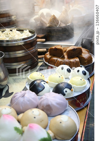 神戸南京町で売られている中華スイーツ 136668407