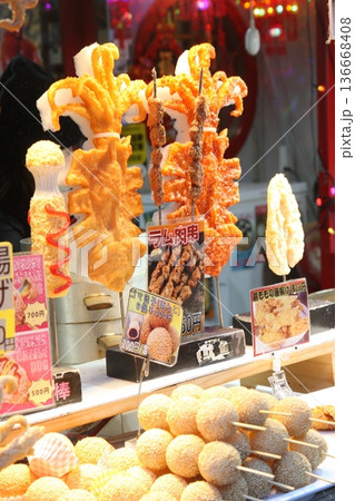 神戸南京町で売られているラム肉とごまだんご 神戸南京町で売られているラム肉とごまだんご 136668408