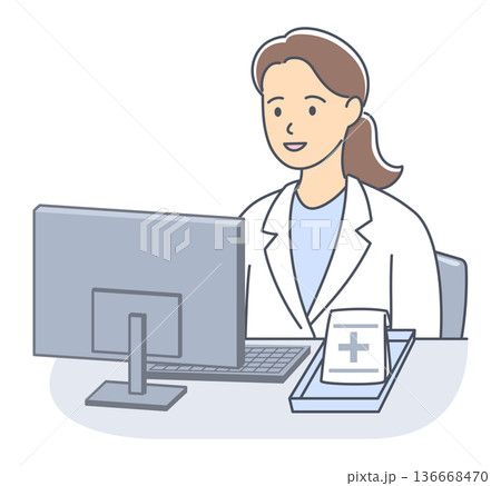 パソコンの前に座っている女性薬剤師 136668470
