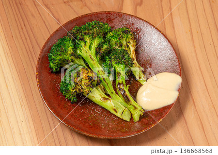 ブロッコリー炭火焼き 香ばしく仕上げたヘルシー野菜料理 ブロッコリー炭火焼き 香ばしく仕上げたヘルシー野菜料理 136668568