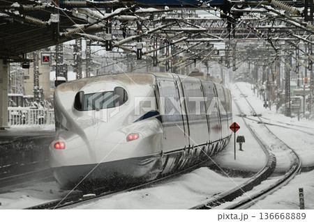 東海道新幹線 厳冬の米原駅 雪降る走行シーン 東海道新幹線 厳冬の米原駅 雪降る走行シーン 136668889