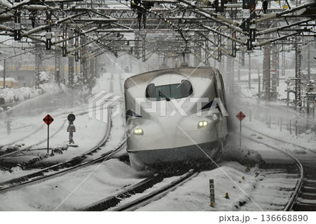 東海道新幹線　厳冬の米原駅　雪降る走行シーン 136668890