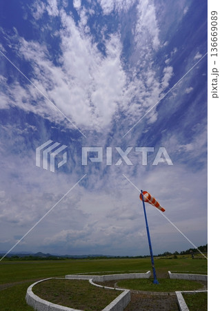 風にたなびく吹き流し(ウインドソック) 136669089