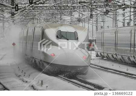 東海道新幹線 厳冬の米原駅 雪降る走行シーン 東海道新幹線 厳冬の米原駅 雪降る走行シーン 136669122