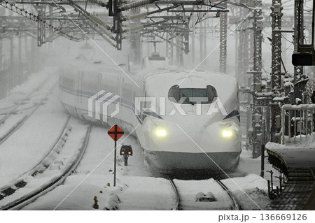 東海道新幹線 厳冬の米原駅 雪降る走行シーン 東海道新幹線 厳冬の米原駅 雪降る走行シーン 136669126