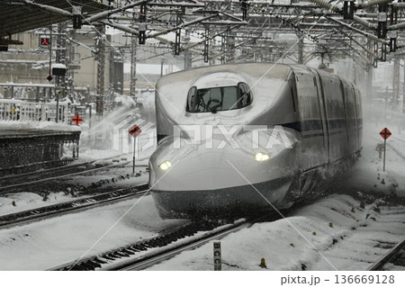 東海道新幹線 厳冬の米原駅 雪降る走行シーン 東海道新幹線 厳冬の米原駅 雪降る走行シーン 136669128