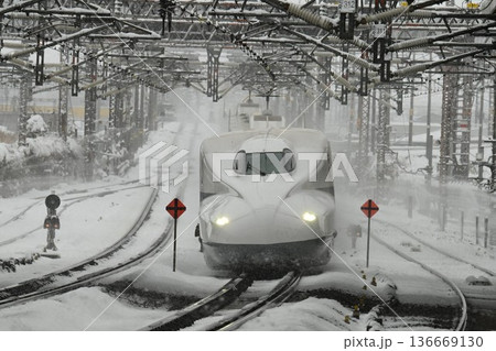 東海道新幹線 厳冬の米原駅 雪降る走行シーン 東海道新幹線 厳冬の米原駅 雪降る走行シーン 136669130