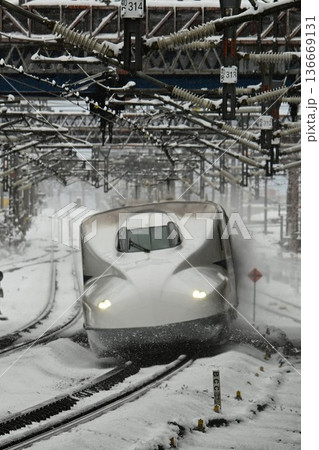 東海道新幹線 厳冬の米原駅 雪降る走行シーン 東海道新幹線 厳冬の米原駅 雪降る走行シーン 136669131