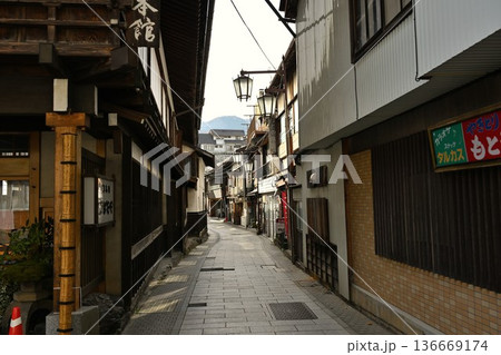 渋温泉の石畳通りの秋の街並み（長野県山ノ内町） 136669174