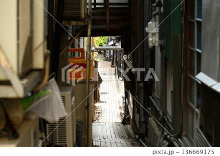 渋温泉の石畳通りの秋の街並み(長野県山ノ内町) 渋温泉の石畳通りの秋の街並み(長野県山ノ内町) 136669175