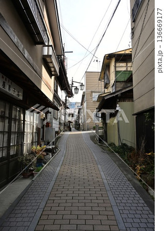 渋温泉の石畳通りの秋の街並み（長野県山ノ内町） 136669177