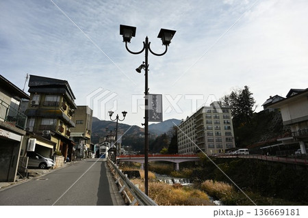 渋温泉の石畳通りの秋の街並み（長野県山ノ内町） 136669181