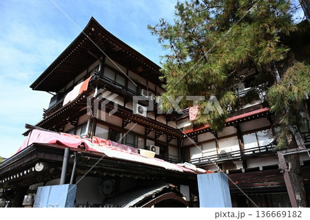 渋温泉の石畳通りの秋の街並み（長野県山ノ内町） 136669182