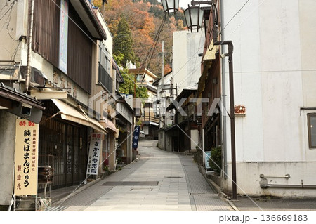 渋温泉の石畳通りの秋の街並み（長野県山ノ内町） 136669183