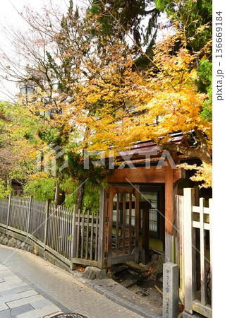 渋温泉の石畳通りの秋の街並み（長野県山ノ内町） 136669184