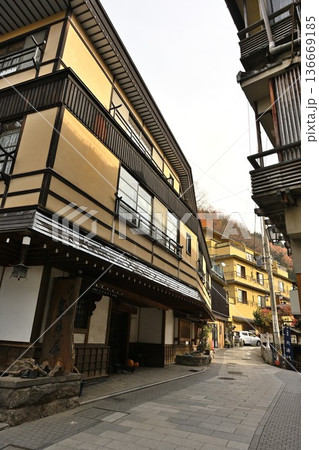 渋温泉の石畳通りの秋の街並み(長野県山ノ内町) 渋温泉の石畳通りの秋の街並み(長野県山ノ内町) 136669185