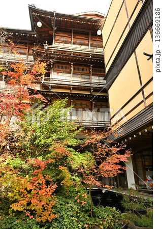 渋温泉の石畳通りの秋の街並み（長野県山ノ内町） 136669186