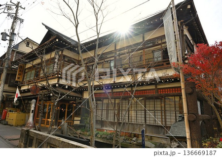 渋温泉の石畳通りの秋の街並み（長野県山ノ内町） 136669187