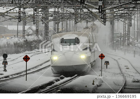 東海道新幹線 厳冬の米原駅 雪降る走行シーン 東海道新幹線 厳冬の米原駅 雪降る走行シーン 136669195