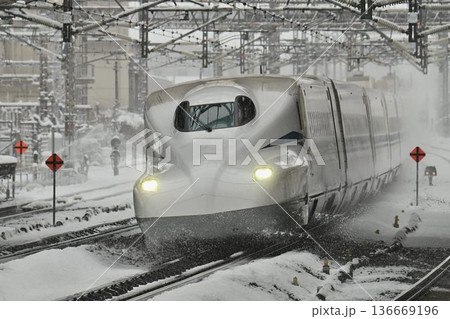 東海道新幹線 厳冬の米原駅 雪降る走行シーン 東海道新幹線 厳冬の米原駅 雪降る走行シーン 136669196