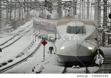 東海道新幹線　厳冬の米原駅　雪降る走行シーン 136669199