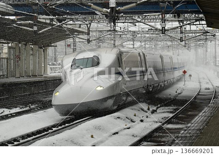 東海道新幹線 厳冬の米原駅 雪降る走行シーン 東海道新幹線 厳冬の米原駅 雪降る走行シーン 136669201