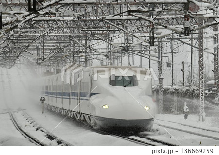 東海道新幹線　厳冬の米原駅　雪降る走行シーン 136669259