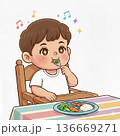 野菜嫌いを克服！笑顔でブロッコリーを食べる2歳の男の子 136669271