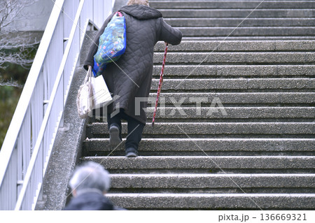 日本の横浜都市景観階段を上るのもひと苦労…段差や起伏…高齢化社会 杖の高齢女性=横浜市内 日本の横浜都市景観階段を上るのもひと苦労…段差や起伏…高齢化社会 杖の高齢女性=横浜市内 136669321
