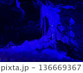 ライトアップされた氷柱 136669367