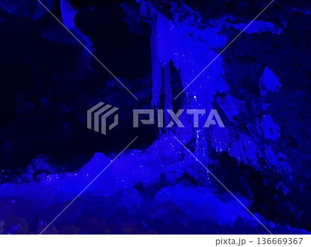 ライトアップされた氷柱 136669367