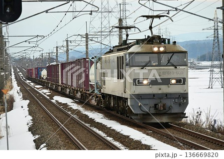 厳冬の湖西線 近江中庄駅を通過する 貨物列車 厳冬の湖西線 近江中庄駅を通過する 貨物列車 136669820