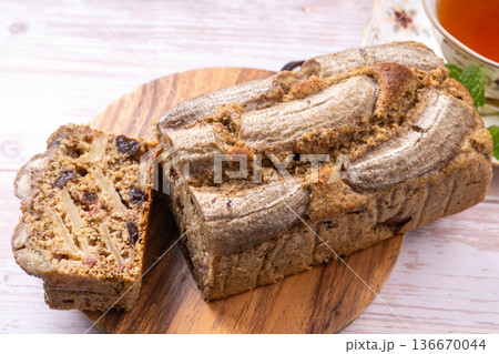 バナナとりんごのパウンドケーキ バナナとりんごのパウンドケーキ 136670044