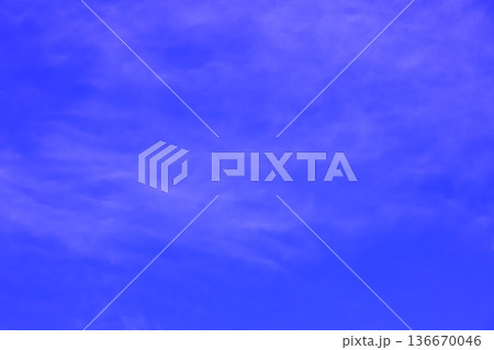 雲のある青空(壁紙素材) 雲のある青空(壁紙素材) 136670046