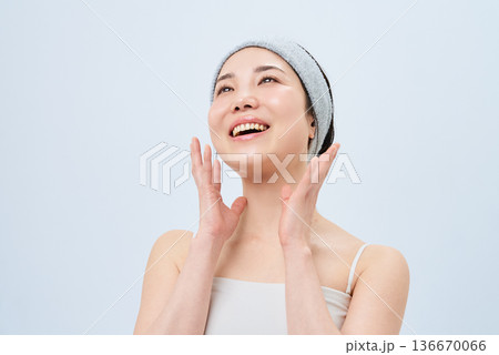 スキンケアをする若い女性 スキンケアをする若い女性 136670066